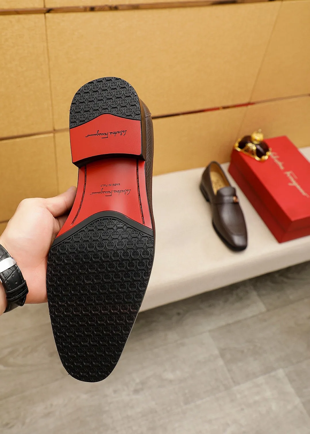 Men's shoes 💰460 💐 Product trademark: Ferragamo "Ferragamo" casual leather shoes Regular size: 38-44 (45.46🉑️customized) Product materials: Selected imported first-layer pebbled cowhide leather upper + luxury hardware buckle, imported water-dyed cowhide leather lining. Strong three-dimensional visual effect, original outsole color: 2 colors available
